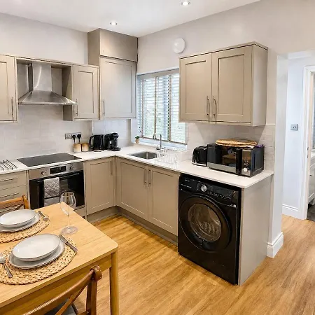 The Stables Retreat-victorian Home-free Parking