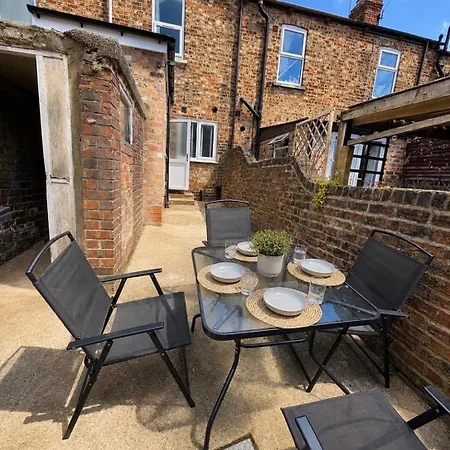 The Stables Retreat-victorian Home-free Parking York
